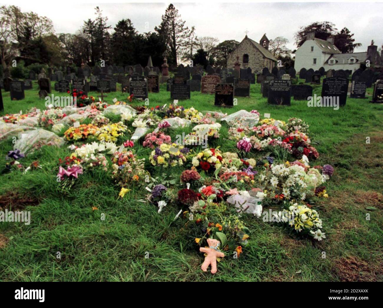 Tributi di flora al luogo di riposo finale di Lin e Meagan Russell, a Dolbamaen, Galles del Nord, dove il funerale si è tenuto oggi (Sabato). Foto di Fiona Hanson, Foto Stock