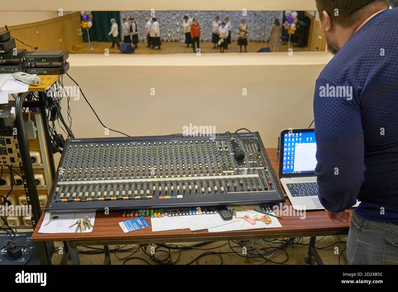 Mosca / Russia 19 04 2019: Ingegnere del suono in sala al concerto. Vista del palco dalla sala tecnica nella sala musica. Soundman ad un concerto di Foto Stock