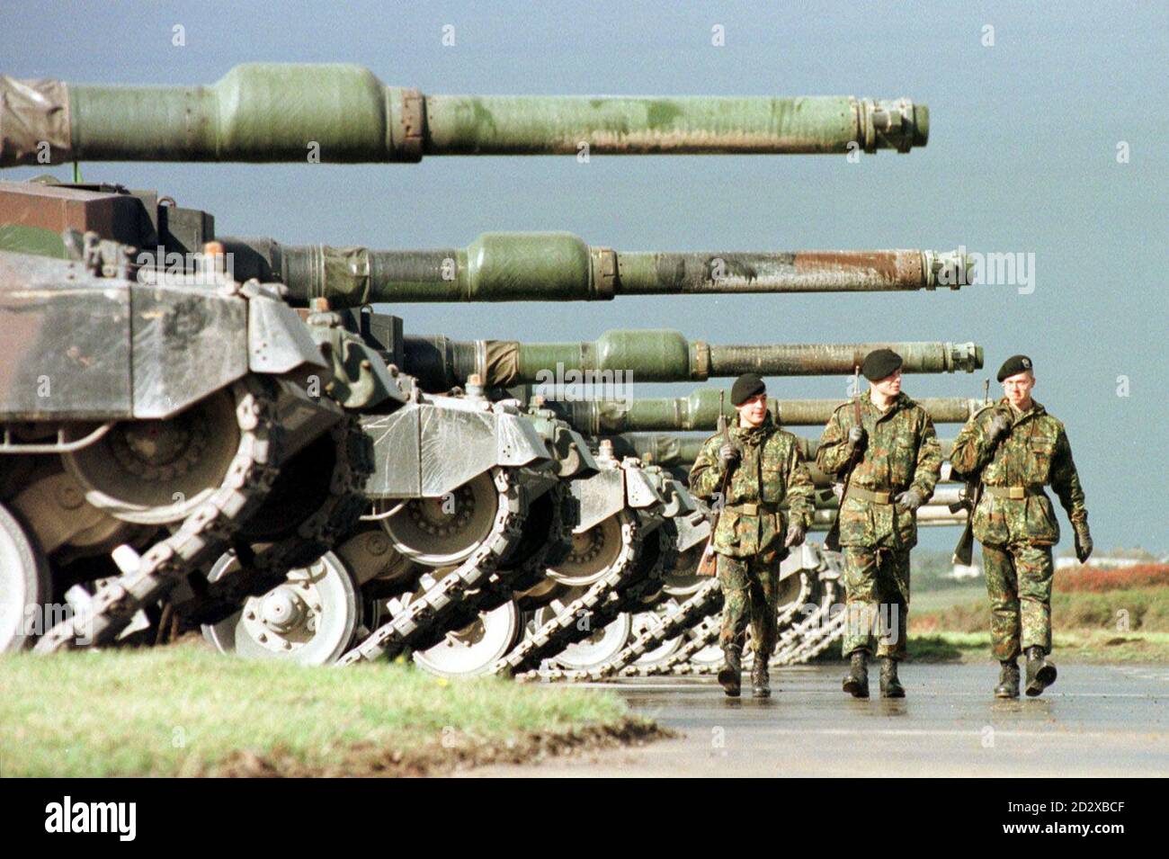 L'equipaggio tedesco del carro armato di 14 Reece Regiment passò i loro carri armati del leopardo II da sinistra Dirk Fellendorf, Daniel Baumann e Karsten Busche prima della cerimonia di addio a Castlemartin oggi (Martedì). Foto Barry Batchelor/PA. Foto Stock