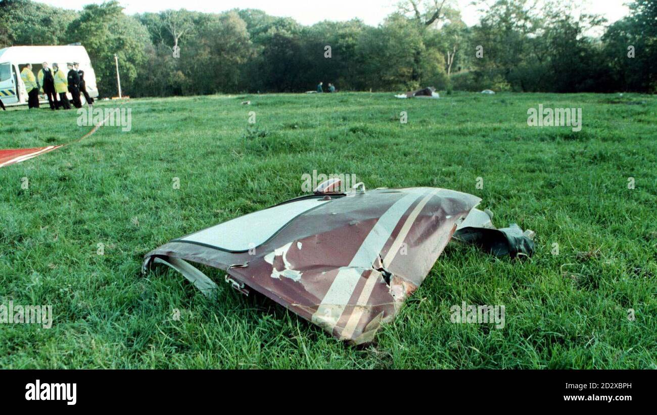 Una porta fibbiata si trova in un campo Cheshire, uno dei pochi grandi pezzi di detriti provenienti dall'elicottero schiantato che è scesi in una remota zona di Cheshire tarda notte, uccidendo cinque persone. E' stato confermato questa mattina (mercoledì) che Matthew Harding, vice presidente milionario del Chelsea FC, è una delle vittime dell'incidente che si è verificato mentre l'elicottero stava tornando a Londra dopo un viaggio per guardare il Chelsea giocare Bolton Wanderers in un cravatta della Coca Cola Cup. Scopri la storia di PA AIR Helicopter. PISCINA Pic Dave Kendall. Foto Stock