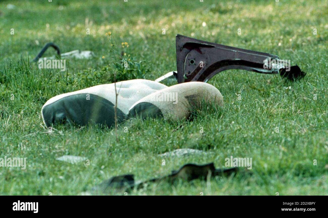 Un posto a sedere in elicottero si trova in un campo di Cheshire, uno dei pochi grandi pezzi di detriti dall'elicottero schiantato che è scesi in una remota zona di Cheshire a tarda notte, uccidendo cinque persone. E' stato confermato questa mattina (mercoledì) che Matthew Harding, vice presidente milionario del Chelsea FC, è una delle vittime dell'incidente che si è verificato mentre l'elicottero stava tornando a Londra dopo un viaggio per guardare il Chelsea giocare Bolton Wanderers in un cravatta della Coca Cola Cup. Scopri la storia di PA AIR Helicopter. PISCINA Pic Dave Kendall. Foto Stock