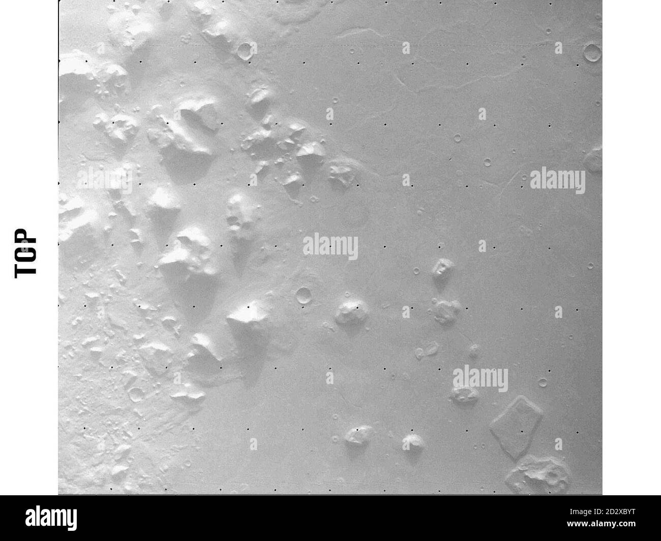 Formazioni rocciose sul pianeta Marte con quello che sembra essere un volto umano (in alto al centro) che si spazia dalla superficie. Il volto, avvistato per la prima volta nel luglio 1976 nelle immagini dell'orbitante vichingo 1, è stato dichiarato da alcuni come prova di un'antica civiltà marziana. Il Mars Global Surveyor, che sarà lanciato il mese prossimo, otterrà immagini del volto molto più dettagliate di qualsiasi altro ottenuto prima. Vedi PA Story SCIENCE Mars. DISPONIBILE SOLO IN BIANCO E NERO. Foto Stock