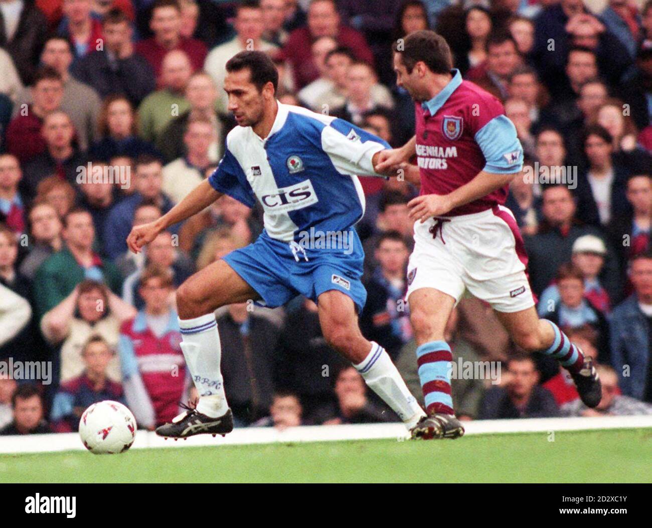 Blackburn Rovers Georgios Donis tenta di superare Michael Hughes di West Ham United durante la partita di premiership fa Carling di oggi (sabato) all'Upton Park. Foto di Derek Cox/PA. Foto Stock