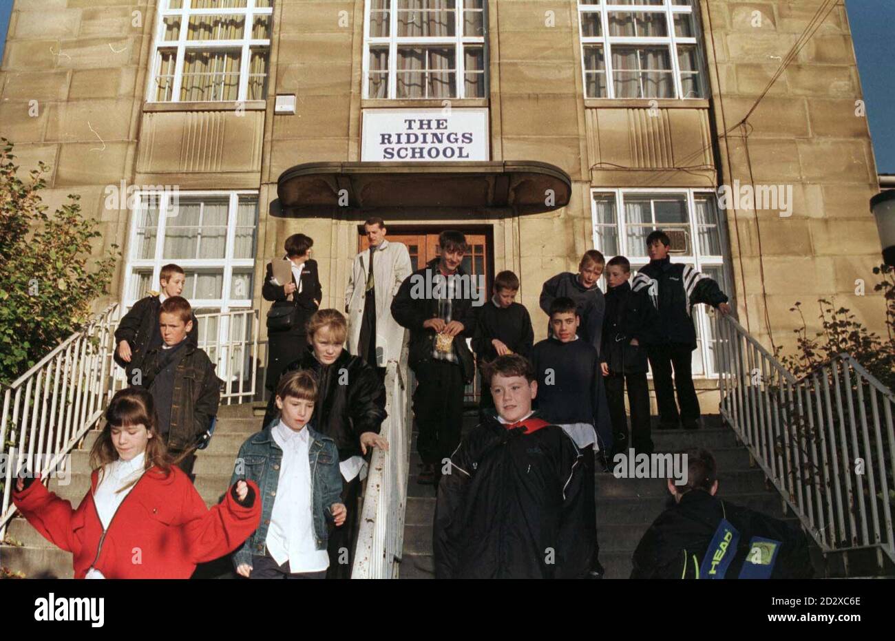 Gli alunni si recano sui gradini della Scuola di Ridings a Halifax mentre attendono che il team dell'Ispettorato delle Scuole arrivi a considerare lo stato di disciplina della scuola. Gli insegnanti minacciano l’azione industriale rispetto alla richiesta che un certo numero di alunni dirompenti siano esclusi dalle lezioni. Vedi PA Storia SCUOLA DI FORMAZIONE/Foto di Paul Barker/PA Foto Stock