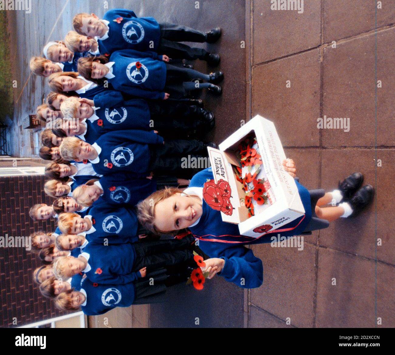 Poppy Male, 7, e i suoi compagni di classe alla Parkfield Primary School, Taunton, Somerset, si preparano a segnare l'Armistice Day con il tradizionale silenzio di due minuti. Lunedì prossimo, 11 novembre sarà un momento d'oro per Poppy -- il suo ottavo compleanno. È nata all'undicesima ora dell'undicesimo giorno dell'undicesimo mese -- esattamente l'ora della firma storica dell'armistizio per terminare la prima guerra mondiale. Mentre si leva in piedi rispettosamente con la sua classe alla scuola del Somerset ricorderà il suo nonno coraggioso, Arthur Lloyd, che ha suggerito il suo nome quando è stata sopportata al parco Hospi della città del Musgrave Foto Stock
