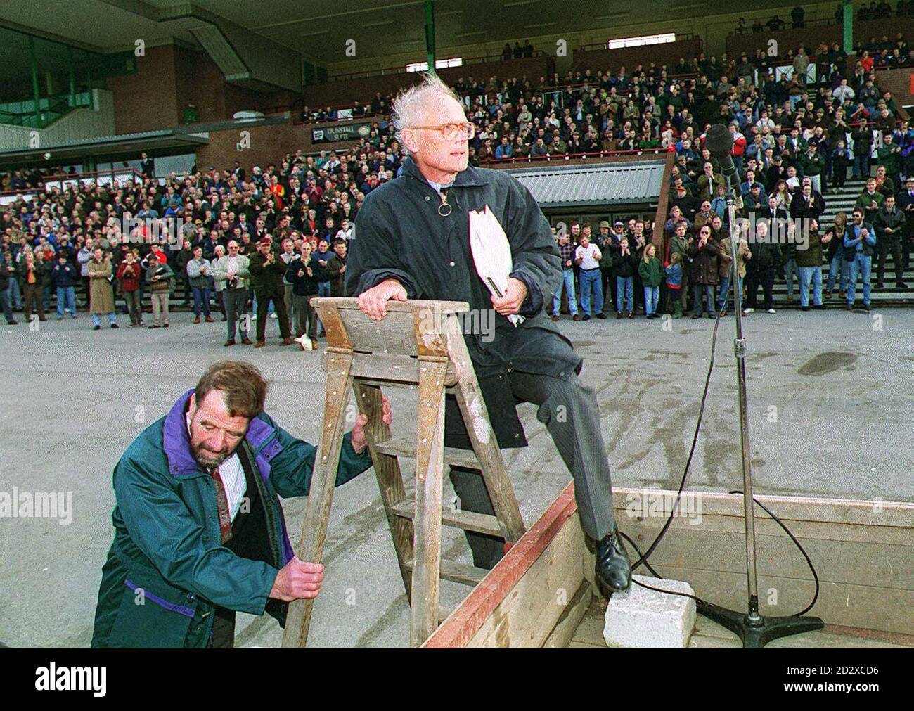 Nicholas Budgen MP si arrampica su un carro per affrontare il British Shooting Sports Council rally a Wolverhampton Racecourse, Dunstall Park oggi (Domenica). IMMAGINE DAVID JONES/PA Foto Stock