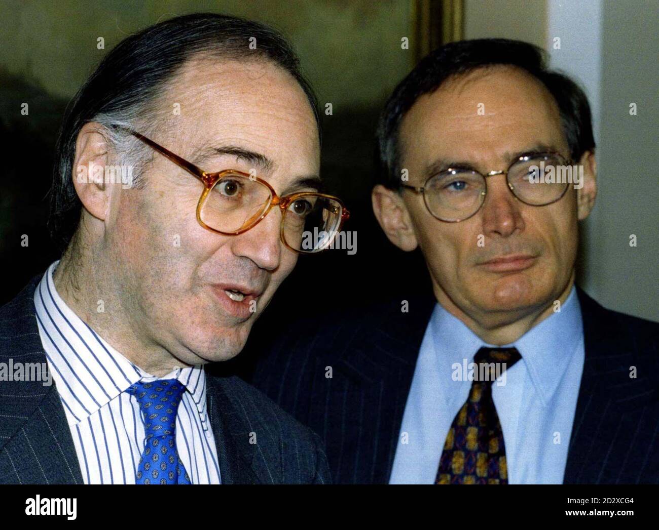 Il segretario di casa Michael Howard (L) incontra oggi a Londra il Premier Bob Carr del nuovo Galles del Sud (martedì). Foto Stock