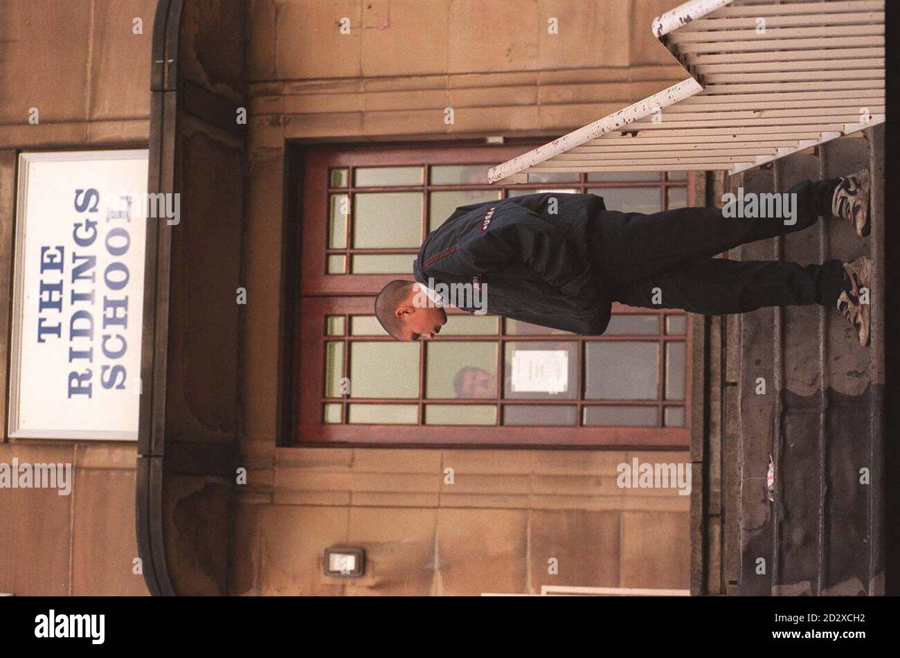 Lasciato fuori nel freddo; il quattordicenne Robert Hirst fuori della scuola di Ridings dopo che è stato sospeso per assaulting un insegnante e non è stato permesso entrare in altre classi frequentanti come la scuola ha riaperto parzialmente oggi (Mer). Vedi PA storia EDUCATION School. Foto John Giles.PA. Foto Stock