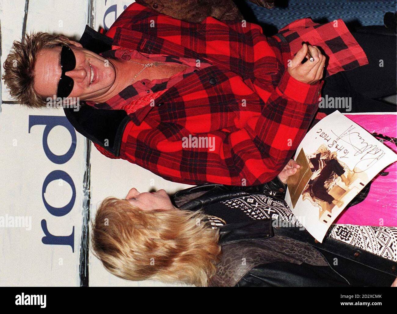 Un fan adorante guarda al rocker Rod Stewart, alla Tower Records di Piccadilly Circus, Londra Today (Thursday), dove ha firmato copie del suo ultimo album, If We Fall in Love Tonight. Vedi PA Story SHOWBIZ Rod. Foto di Neil Munns. Foto Stock