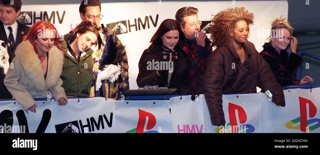 Gruppo pop The Spice Girls e Capital FM DJ Neil 'Dr' Fox (terza a destra) a Londra Oxford Street questa sera (Giovedi), dove la band All-Girl ha acceso le famose luci di Natale di Oxford Street. L-R Geri, Mel C, Victoria, Mel B ed Emma. Foto di Michael Stephens/PA. GUARDA LA STORIA DI PA SHOWBIZ SPICE. Foto Stock