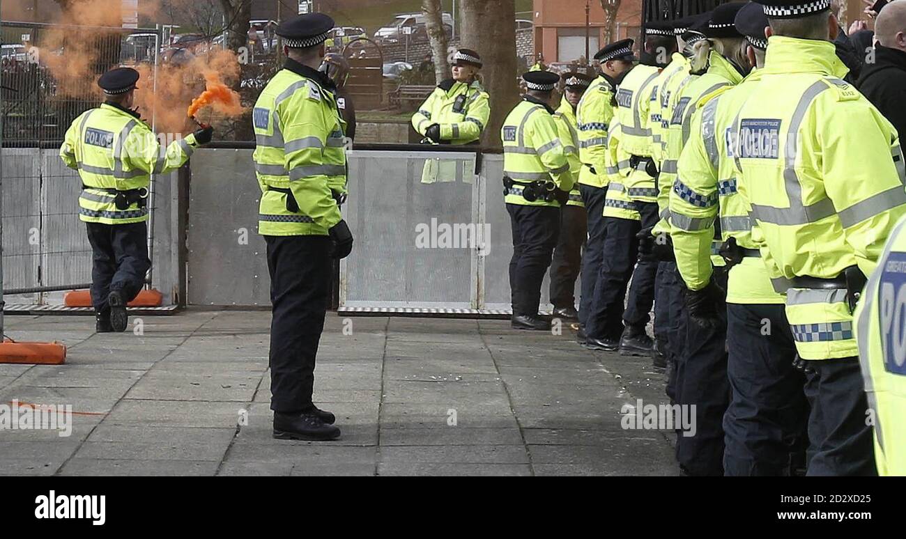 I membri della Greater Manchester Police pattugliano della English Defense League mentre tengono una protesta in scena al di fuori del Municipio di Rochdale. Foto Stock