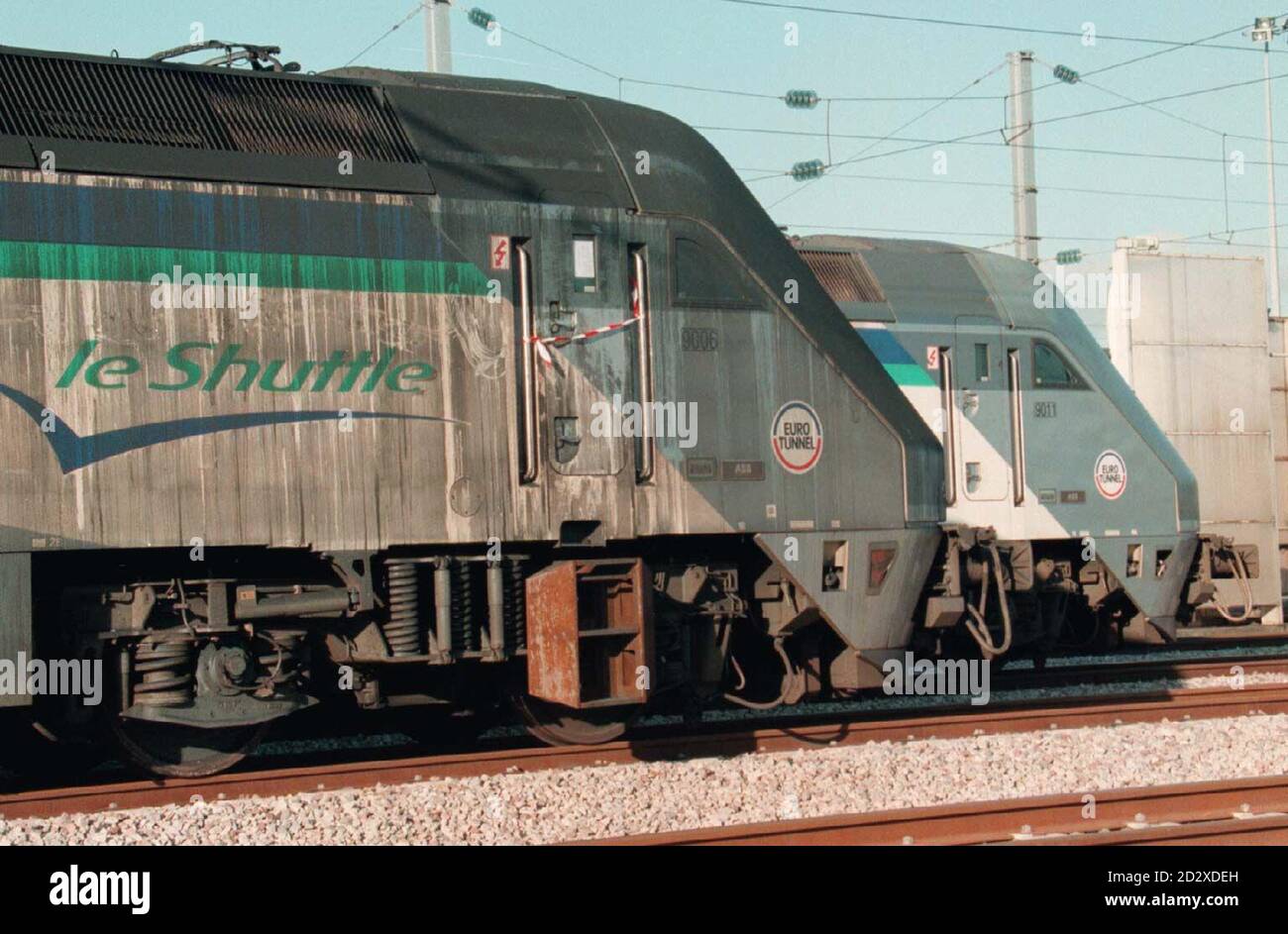 La navetta, macchiata di fumo, è coinvolta nel fuoco del tunnel (davanti), accanto a una navetta frizzante e pulita nel terminal di Calais oggi (giovedì). Foto David Giles. Vedere PA Story FIRE Channel. Foto Stock