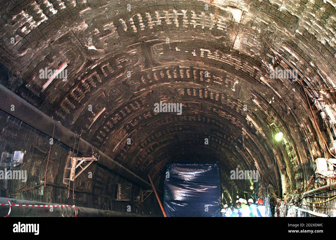 La guardia dei lavoratori ha bruciato la locomotiva le Shuttle nascosta da un telone all'interno del tunnel della Manica martedì 26 novembre 1996. Otto persone sono rimaste ferite il 18 novembre quando un incendio si è rotto in un camion su un treno navetta, chiudendo il tunnel sottomarino. I ritardi nel riavviamento del traffico hanno fatto precipitare le scorte di Eurottunnel, mettendo a repentaglio l'operazione di ristrutturazione del debito della società operativa. Una relazione del 21/3/98 suggeriva che l'incendio era stato deliberatamente acceso. Vedere PA Story FIRE Channel. Foto Stock