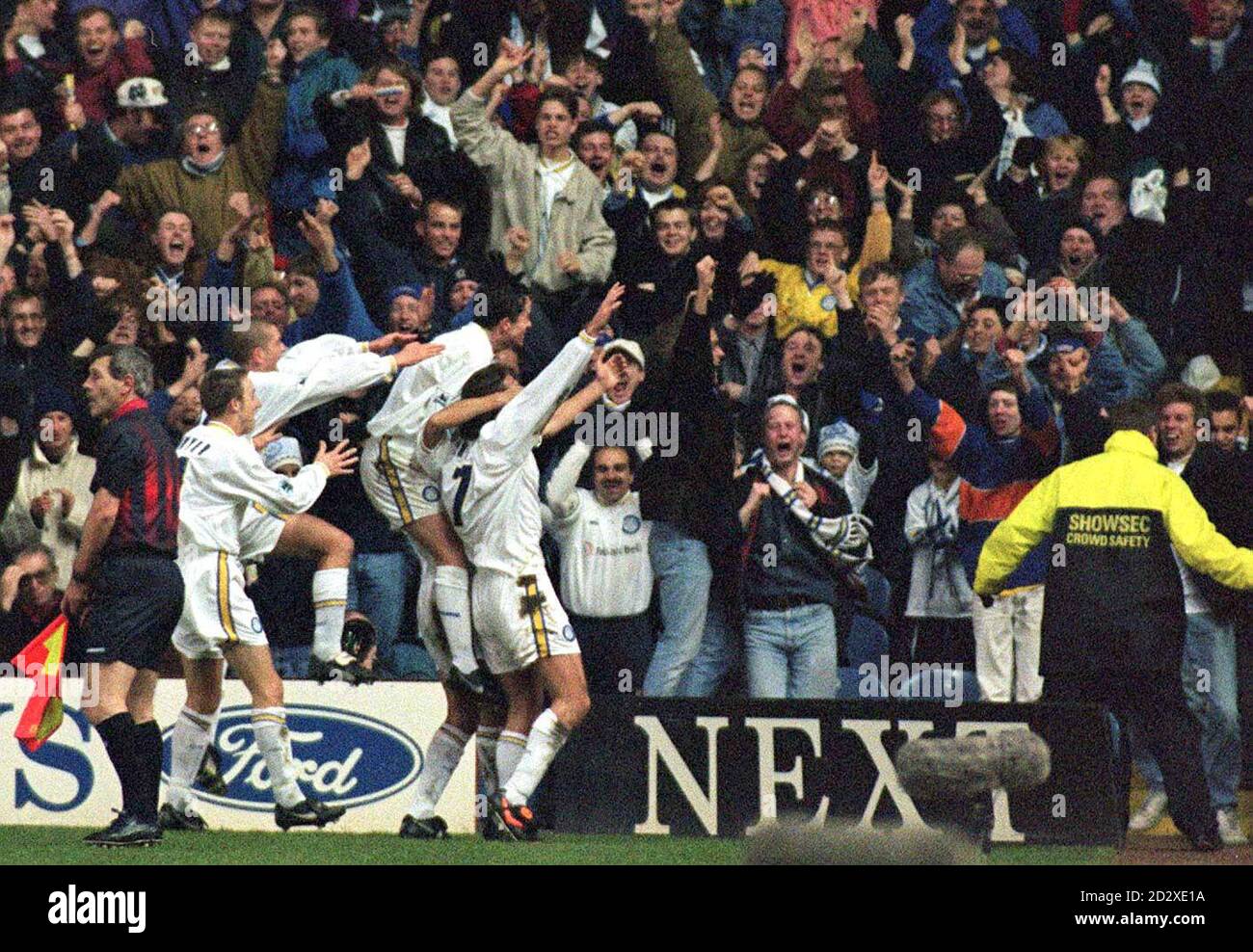 Leeds celebra l'obiettivo di Ian Rush (no 7) la loro partita di Premieship contro Chelsea a Elland Road questo pomeriggio (domenica). Leeds ha vinto 2-0. Foto di John Giles/PA. Foto Stock