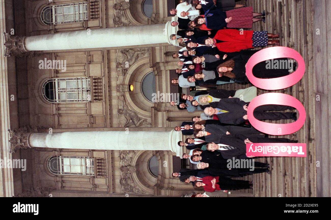 La Tate Gallery inaugura oggi a Londra i suoi 100 anni di celebrazioni (giovedì). (l/r con il segno 100) Nicholas Serota, direttore, Damien Whitmore, capo delle comunicazioni, e Heather Norville-Day, Conservatore di carta. La Galleria fu aperta dal Principe di Galles il 21 luglio 1897. Foto di Sam Pearce. Foto Stock