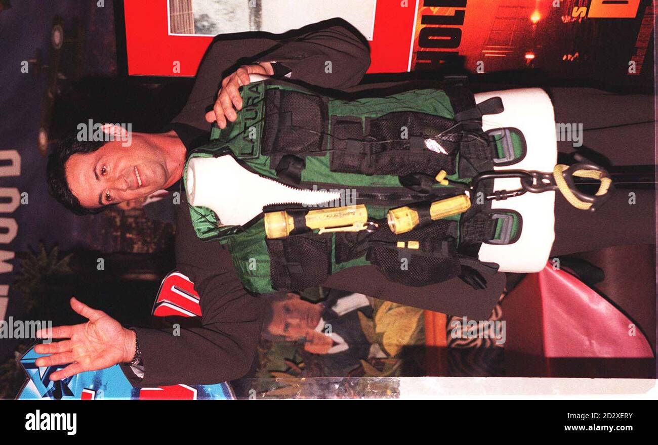 L'attore Sylvester Stallone visita il ristorante Planet Hollywood nel West End di Londra oggi (Sab), per consegnare il suo giubbotto verde utility e la sua torcia salvavita dal suo ultimo film d'azione 'Daylight'. Foto di Neil Munns. Foto Stock