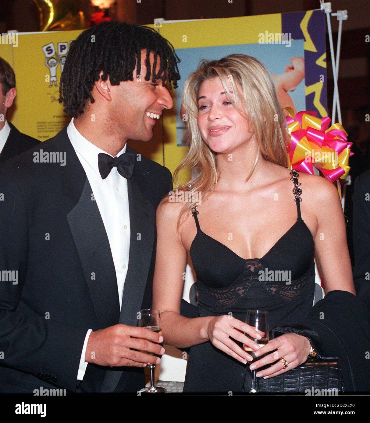 Ruud Gullit, calciatore del Chelsea Football Club, accompagnato dalla sua amica Estelle Cruyff, questa sera (lunedì) frequenta la SPARKS Ball all'Hilton Hotel on Park Line di Londra. Foto di Michael Stephens/PA. Foto Stock