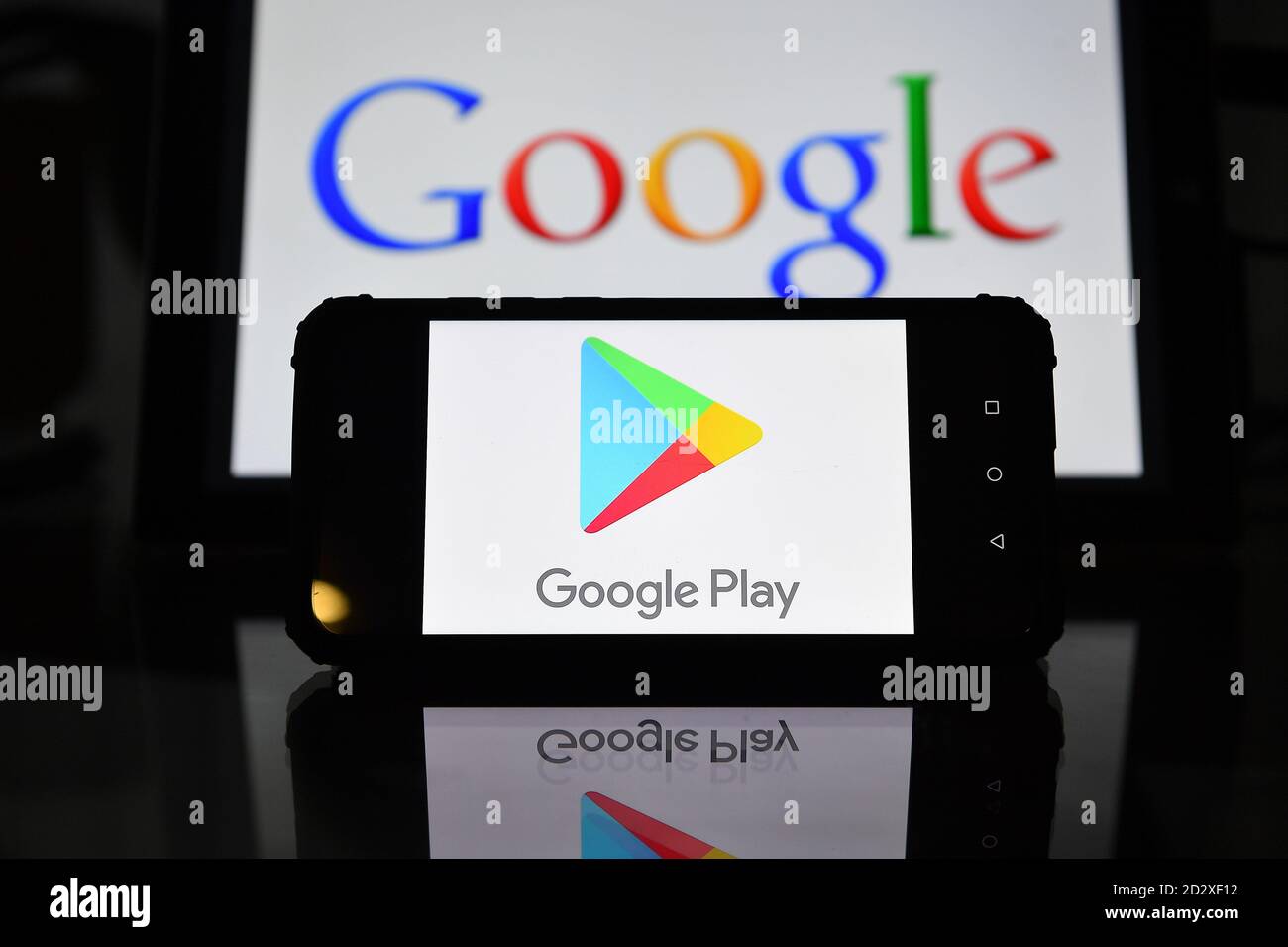 I loghi Google Play e Google sono visualizzati su schermi a Londra, Regno Unito. Foto Stock