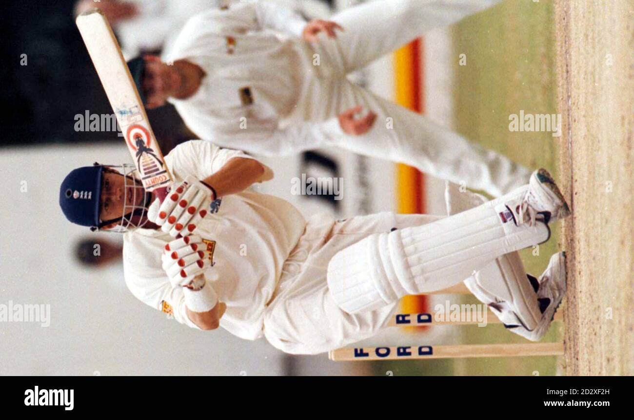 Apertura battsman Nick Knight in azione durante i primi inning inglesi rispondere allo Zimbabwe prima che la pioggia smettesse di giocare nel primo Test al Queens Club, Bulawayo oggi (Giovedi). Foto David Giles/PA. Foto Stock