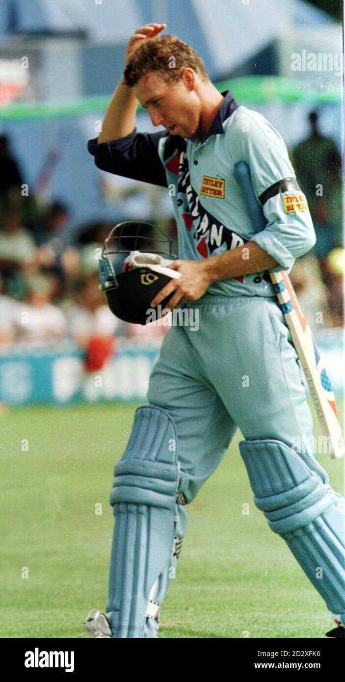 Il capitano dell'Inghilterra Mike Atherton si spegne dopo aver perso il suo wicket A Eddo Brandes dello Zimbabwe nell'ultimo giorno di oggi (venerdì) Internazionale all'Harare Sports Club Picture David Giles Foto Stock