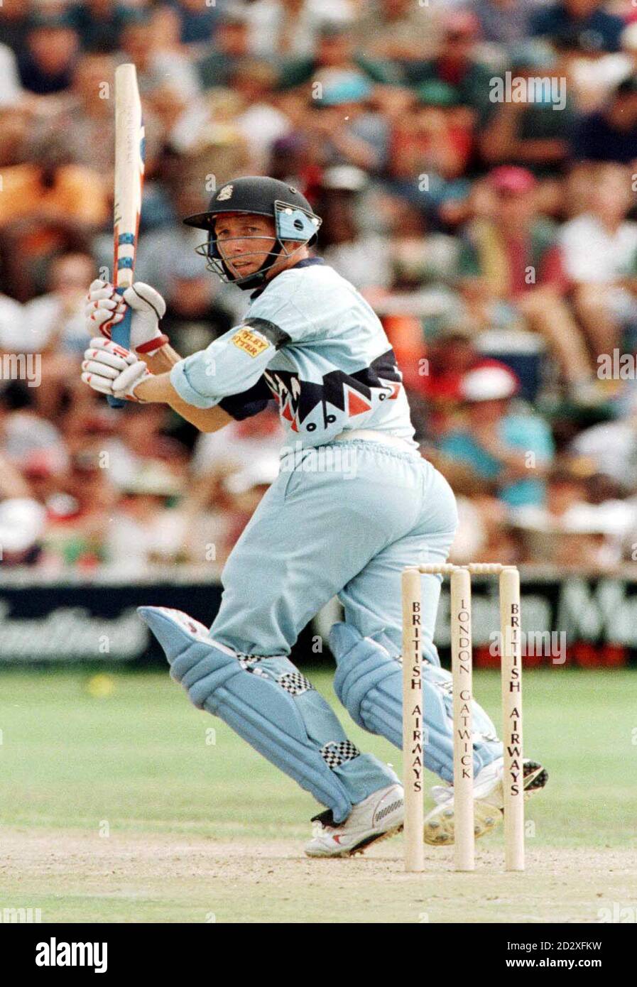 Il capitano dell'Inghilterra Mike Atherton in azione prima di perdere il suo wicket a Eddo Brandes nell'ultimo giorno di oggi (venerdì) al Club sportivo di Harare. Foto David Giles Foto Stock