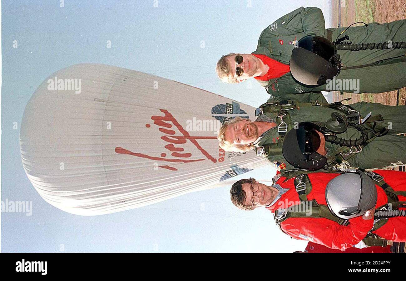 L'imprenditore milionario Richard Branson (centro), con il co-pilota di riserva Alex Ritchie (a sinistra), e lo svedese per Linstrand prima di decollo a Marrakech, Marocco, questa mattina (Martedì). Il trio prevede di circumnavigare il globo nel pallone in circa 18 giorni. Foto di Tim Ockenden/PA. GUARDA LA STORIA DI PA AIR BRANSON. Foto Stock