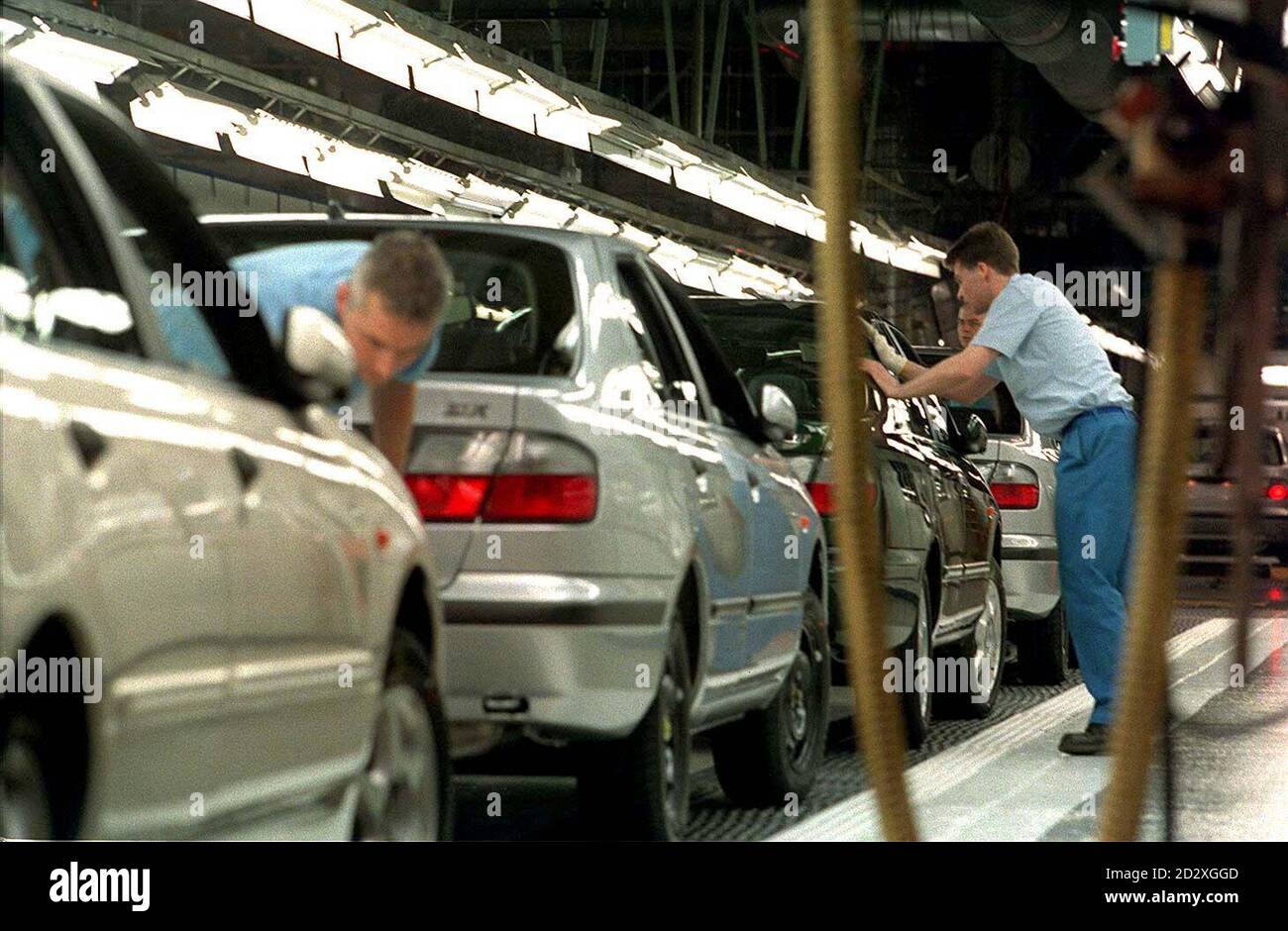 Nissan UK lavora in azione sulla linea di produzione nel suo stabilimento di Sunderland. La società ha annunciato che è necessario investire 215 milioni nello stabilimento per costruire una nuova gamma di auto a conduzione familiare, creando così 3,500 posti di lavoro in più in tutta la regione. * il direttore generale Ian Gibson ha affermato che la decisione è stata presa a causa degli eccezionali livelli di produttività della fabbrica. 18/8/99 lo stabilimento di Nissan a Sunderland è stato lo stabilimento automobilistico più produttivo d'Europa nel 1998, secondo un'indagine effettuata oggi (mercoledì 18 1999 agosto). Ai suoi lavoratori è accreditato il churning fuori 105 automobili per impiegato, in su da 98 in 1997, secondo Foto Stock