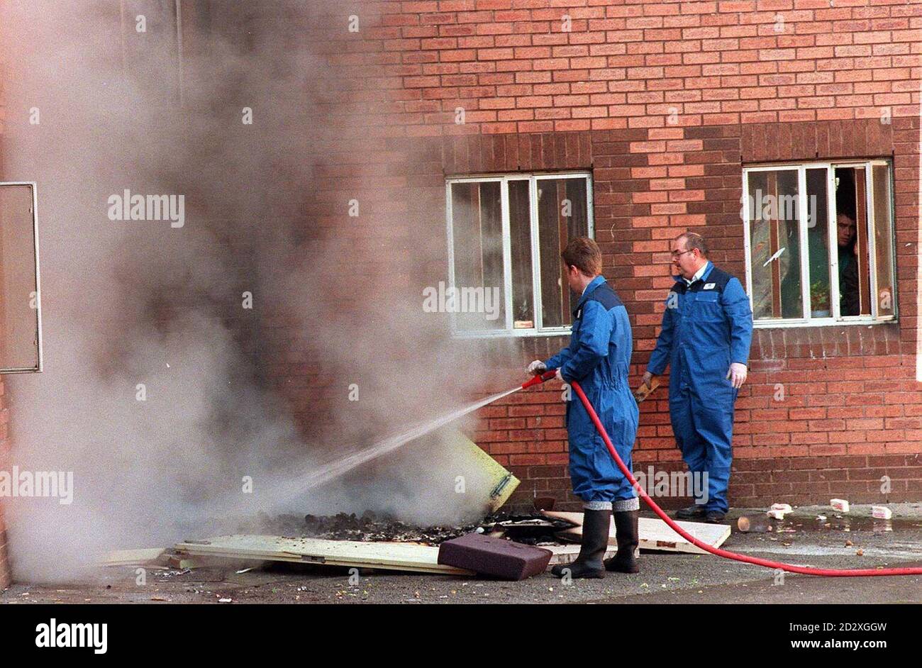 Il personale carcerario della prigione ad alta sicurezza Full Sutton nello Yorkshire, stamani (martedì), dopo una notte di saccheggi nella prigione, stava ancora mettendo fuori fuoco, mentre i prigionieri osservavano dalle finestre delle celle. Foto della piscina John Giles.PA. Vedi PA Story CARCERE disordini. Foto Stock
