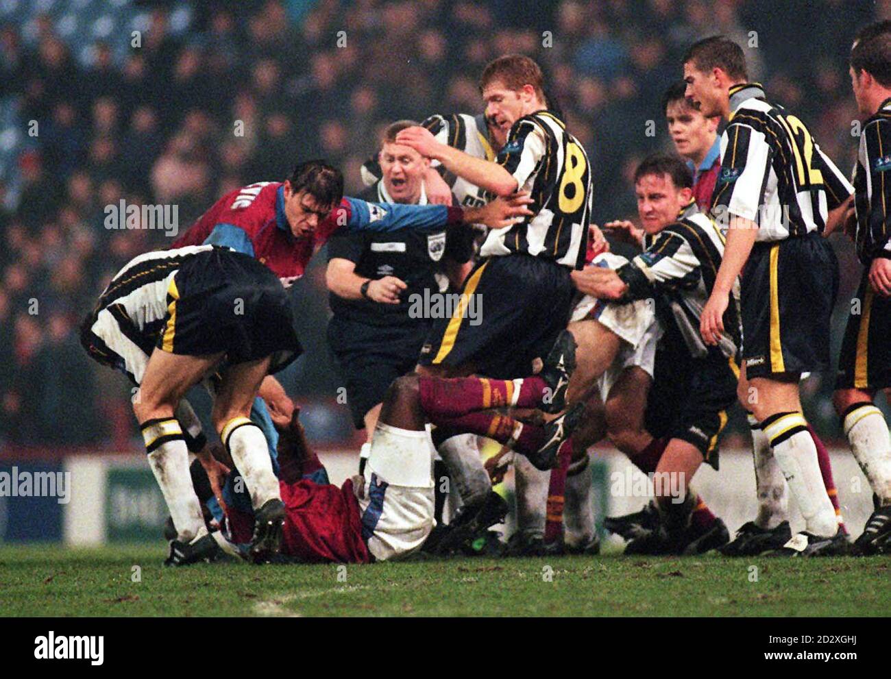 L'arbitro cerca di spezzare un combattimento durante il terzo round replay di Aston Villa e Notts County fa Cup di questa sera (mercoledì) a Villa Park, Aston Villa ha vinto il gioco 3-0. IMMAGINE DAVID JONES/PA Foto Stock