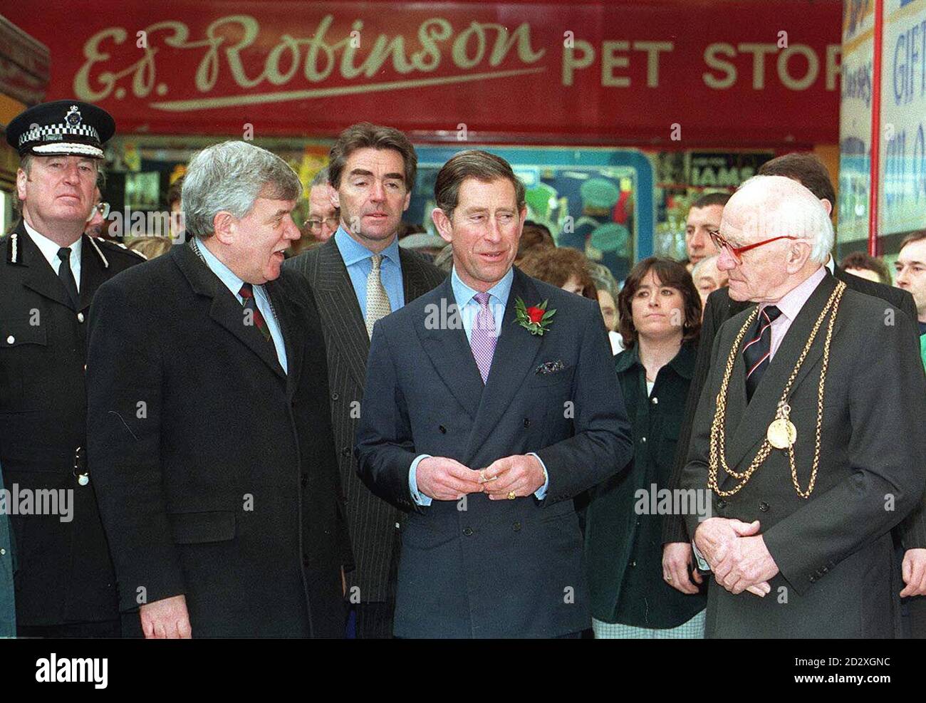 Il Principe del Galles parla con i funzionari locali mentre visita il mercato di Grainger, Newcastle, questa mattina (venerdì). Il principe incontrerà in seguito gli imprenditori locali e i giovani che hanno ricevuto l'aiuto del Prince's Youth Business Trust. Foto di Owen Humphreys/PA/WPA SOLO ROTA. Foto Stock