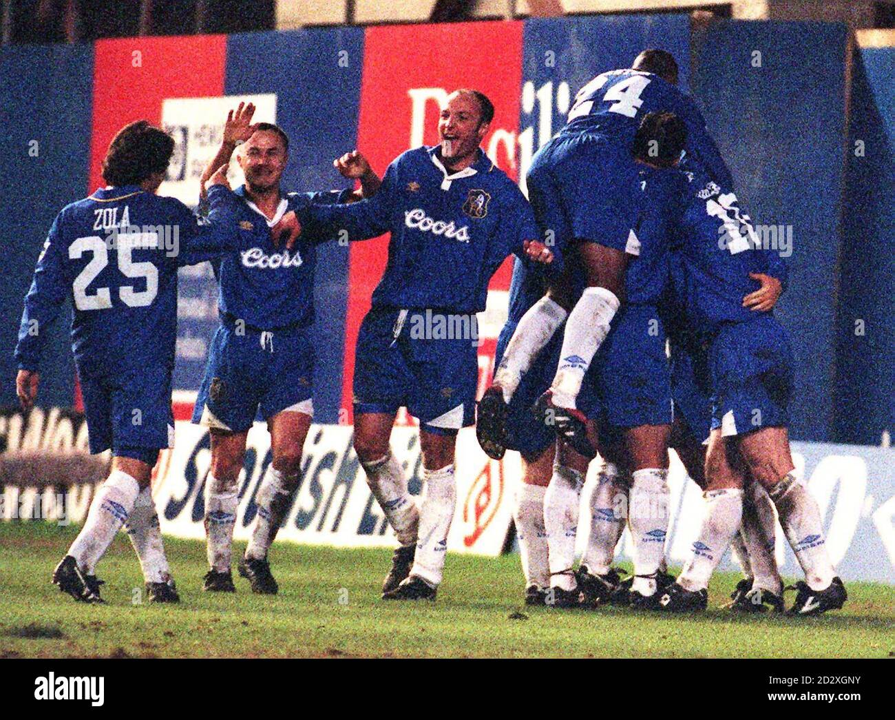 Il portiere di Chelsea Zola (a sinistra) si unisce ai compagni di squadra Dennis Wise (2° a sinistra) e Frank Leboeuf (al centro) per congratularsi con Gianluca Vialli (a destra nascosta), dopo aver segnato oggi il suo secondo gol contro Liverpool a Stamford Bridge (domenica), portando il punteggio finale a 4-2. Foto di Adam Butler. Foto Stock