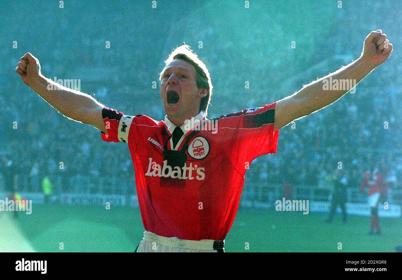 Stuart Pearce, il giocatore manager della foresta di Nottingham, festeggia con la battuta di Forest contro Newcastle 1-2, mettendo i giocatori fuori dalla fa Cup. Foto PA Foto Stock