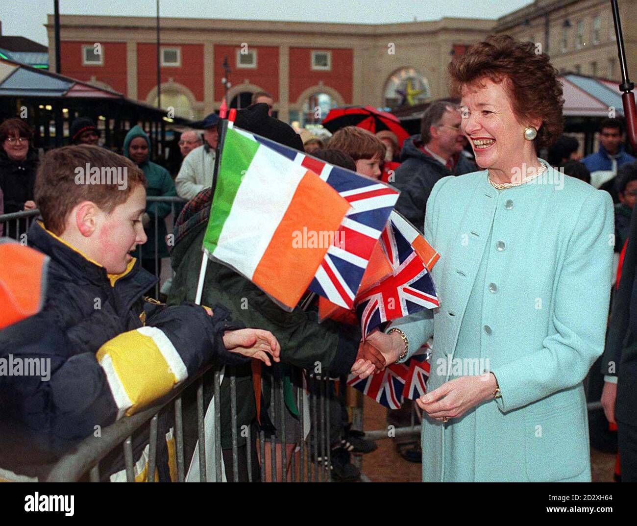 il presidente irlandese Mary Robinson sorride mentre lei va in una passeggiata nel centro di Ashton-under-Lyme oggi dopo una visita al municipio. Foto di Peter Wilcock/PA. Foto Stock