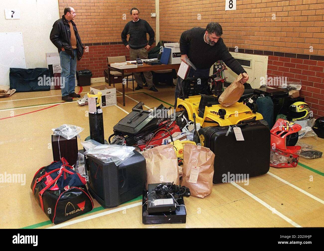 Gli agenti di polizia a Bedworth polizia HQ catalogo oggetti recuperati durante l'operazione Barley, questa mattina (Tues) esercizio che coinvolgono 10 forze, il culmine dell'operazione quench, un 18 mese di indagine su una banda di ladri che si rivolgono a case signorili, e celebrità. IMMAGINE DAVID JONES/PA. Vedere PA Story POLIZIA ausili. Foto Stock
