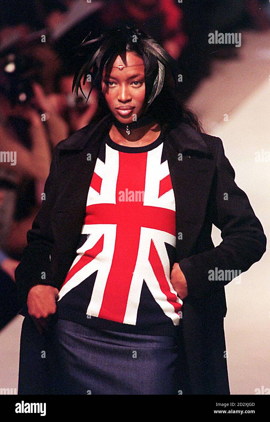Naomi Campbell fa il suo nome a Union Jack, mentre modella parte del team di marito e moglie, la collezione Clements Ribeiro il secondo giorno della London Fashion Week Today (Tues). Foto di Stefan Rousseau. Foto Stock