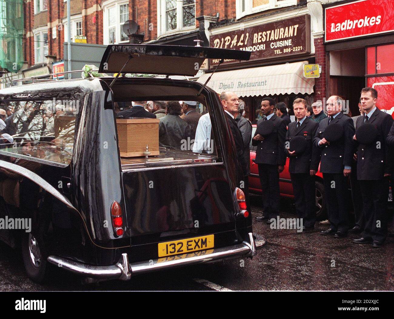 Un team di vigili del fuoco della Brigata di Londra si trova sul lato della strada, come il corteo funebre di Shagahan Miah, 41, sua moglie Rukshana, 25, e i loro tre figli, passa cortili per la scena del fuoco che ha ucciso la famiglia, al ristorante Dipali a Palmers Green, oggi (sposi). Vedi PA Story FUNERALE Fire. Foto di David Cheskin. Foto Stock