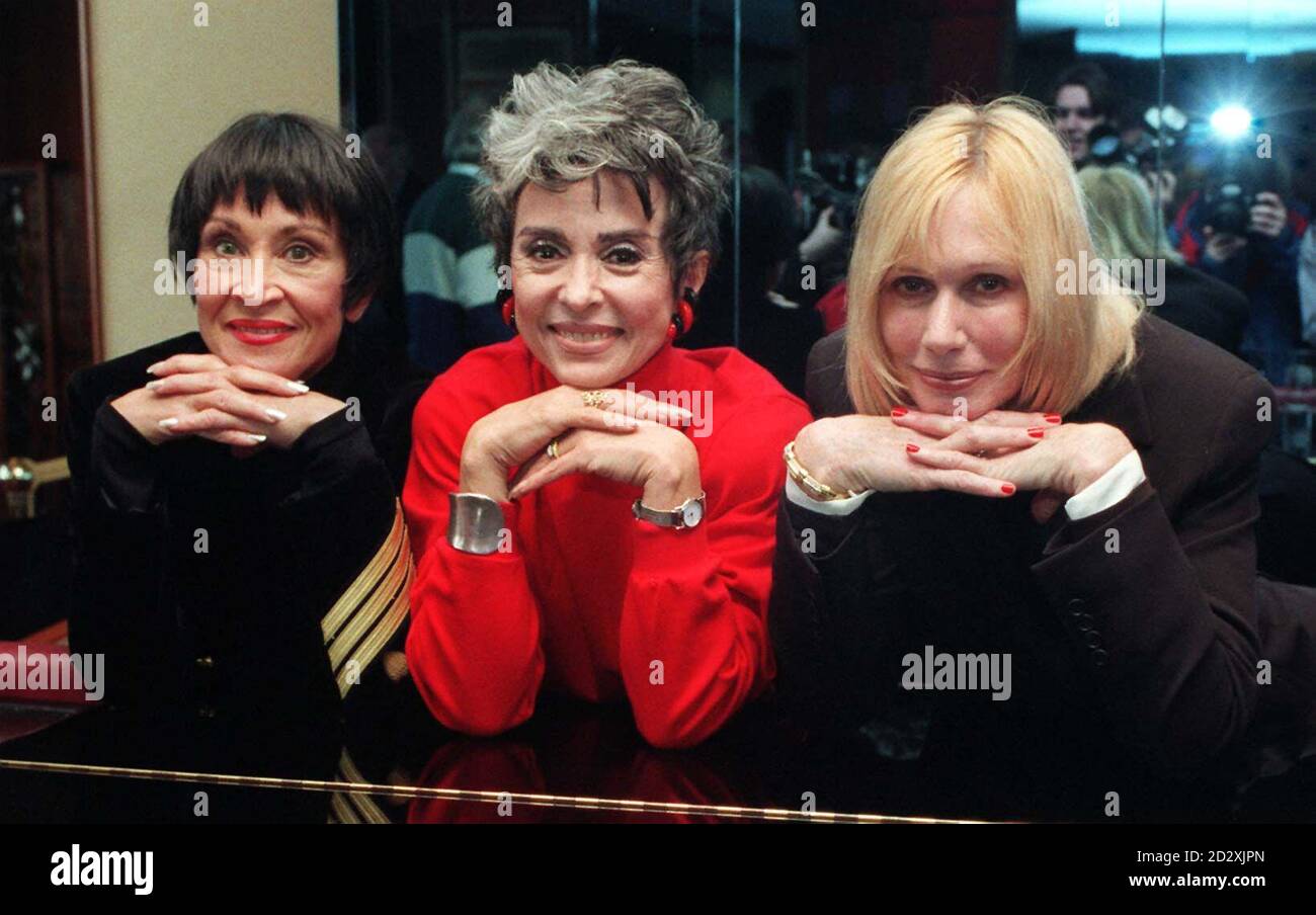 (l/r) Chita Rivera, Rita Moreno & Sally Kellerman a una fotocellula questa mattina (venerdì) per un gala di beneficenza 'The Styne Way' (un tributo a Jule Styne) da esibire al London Palladium domenica 2 marzo. Foto di Rebecca Naden/PA. Foto Stock