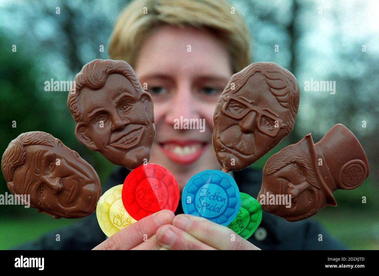 Sally Adams, 22 anni, originario di Newcastle, ha puntato gli occhi sulla campagna elettorale Chocolate Lolly-pop dei quattro leader principali del partito, attualmente in vendita da Thorntons a Newcastle. Da sinistra a destra : leader di Lib DEM Paddy Ashdown, leader laburista Tony Blair, primo ministro John Major, e Screaming Lord Sutch del Monster Raving Looney Party. Foto di Owen Humphreys. P.A. Foto Stock