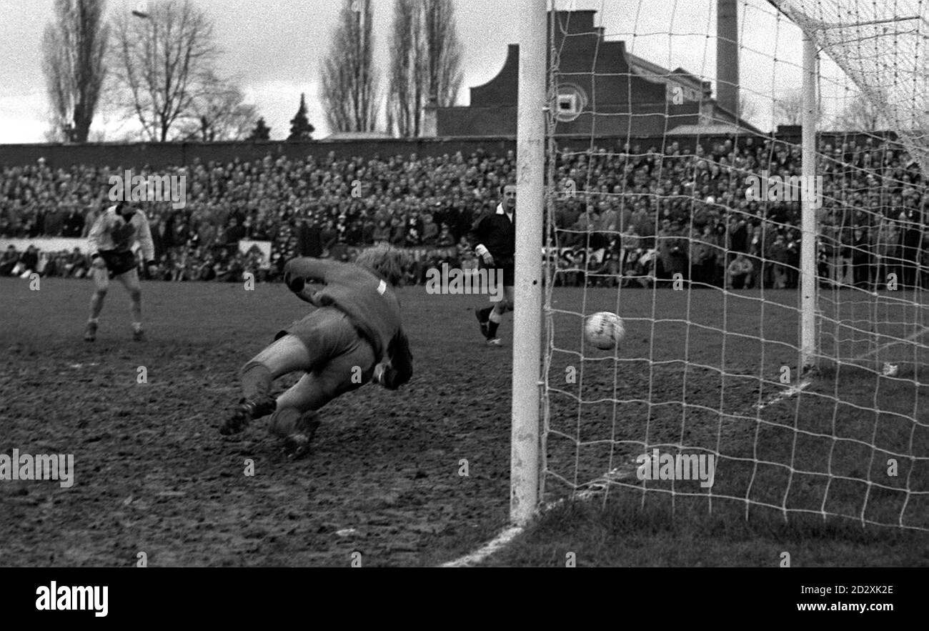 Ian McFaul, portiere di Newcastle United non riesce a fermare un colpo da Rickey George di Hereford. Hereford ha sbalordito il mondo del calcio battendo Newcastle United 2-1 in un replay del terzo round 25 anni fa. Un appassionato di tutto l'arco della vita è riuscito a rintracciare tutti i 13 membri della squadra allora non-campionato, che si incontreranno questo fine settimana per ricordare l'ora più bella del club. Foto Stock Ian McFaul, portiere di Newcastle United non riesce a fermare un colpo da Rickey George di Hereford. Hereford ha sbalordito il mondo del calcio battendo Newcastle United 2-1 in un replay del terzo round 25 anni fa. Un appassionato di tutto l'arco della vita è riuscito a rintracciare tutti i 13 membri della squadra allora non-campionato, che si incontreranno questo fine settimana per ricordare l'ora più bella del club. Foto Stock
