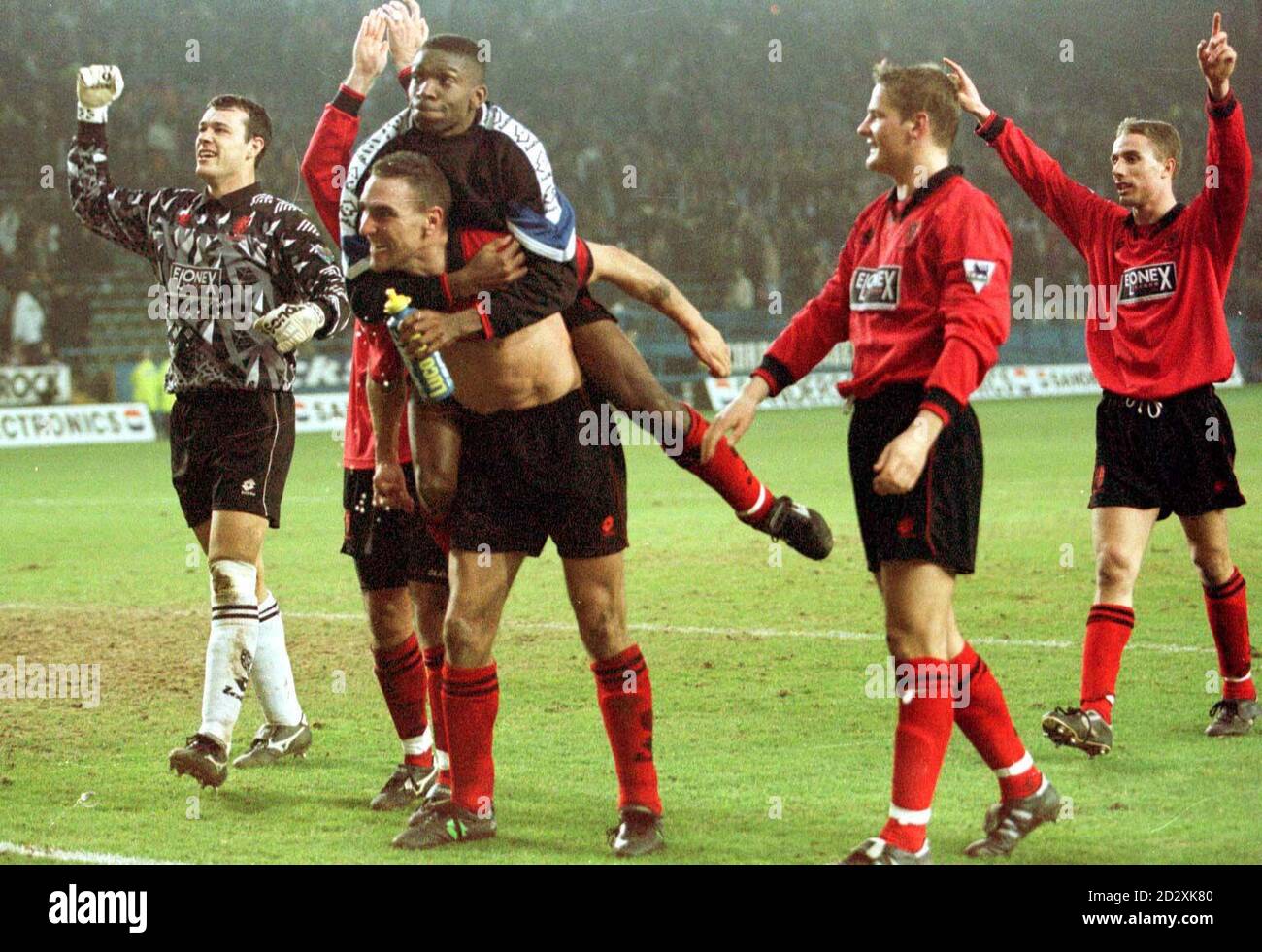 Il capitano Wimbledon Vinnie Jones (2° a sinistra) e la sua squadra festeggiano a Hillsborough questo pomeriggio (domenica) dopo la loro vittoria su Sheffield Mercoledì nella finale del quarto di fa Cup. Foto di Owen Humphreys/PA Foto Stock