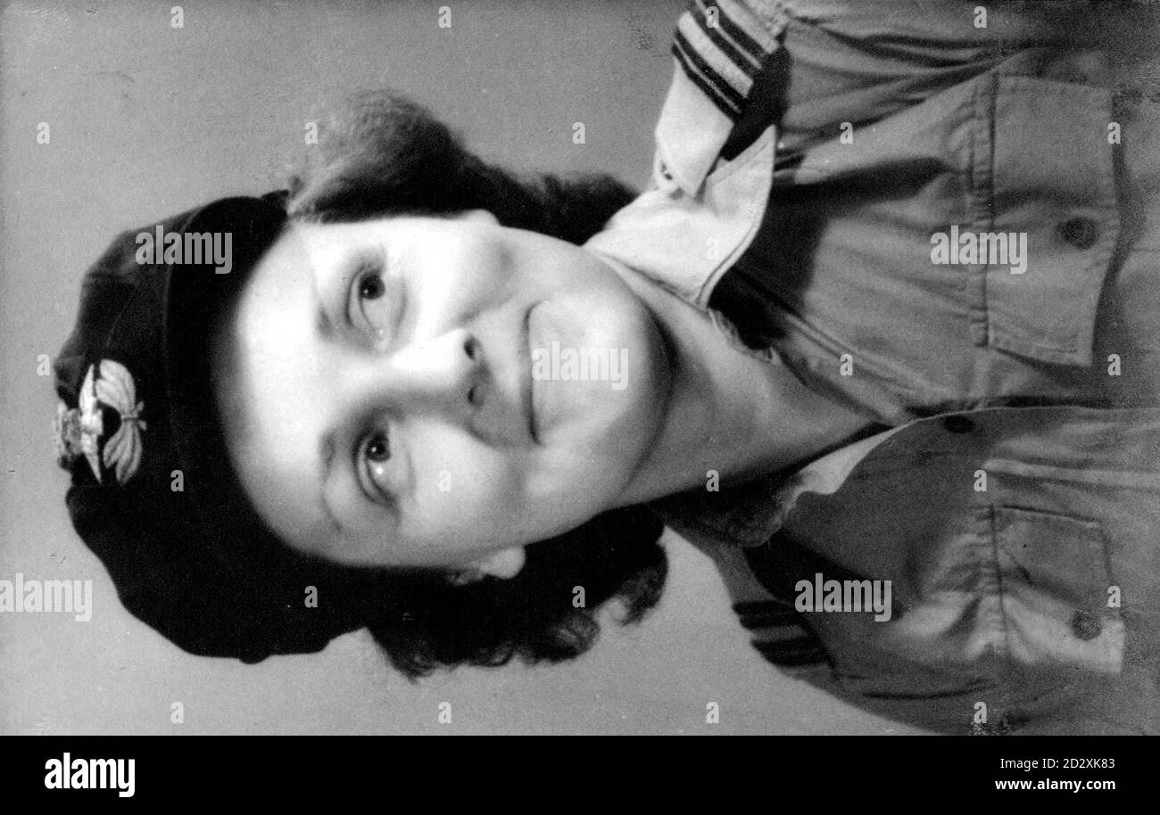 Undened file of Women's Auxiliary Air Force (WAAF) Heroine of World War II, Arlette Tedder, che è morto di cancro all'età di 77 anni presso la sue Ryder Home a Nettlebed in Oxfordshire, la sua famiglia ha annunciato oggi (Lunedi). Il maresciallo della Royal Air Force, Sir Arthur 'Bomber' Harris, la descrisse come 'la personificazione dello spirito delle donne britanniche in guerra'. Arlette Tedder morì tardi alla vigilia del 3 marzo, ma l'annuncio della sua morte era stato ritardato in attesa del ritorno in Gran Bretagna del figlio, Nigel Tedder. FOTO PA. Foto Stock