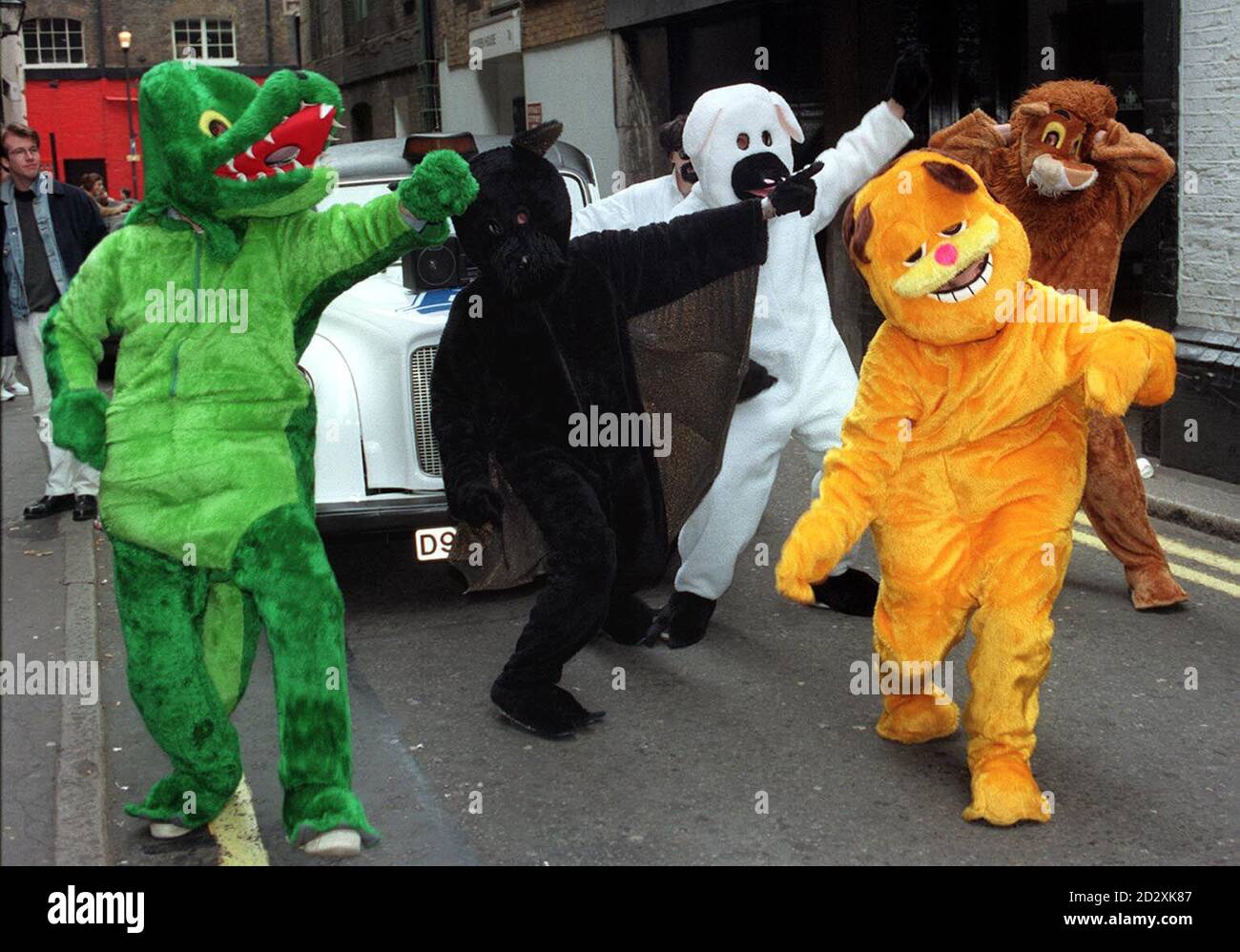 Un gruppo di 'Spice Pets' che sono arrivati oggi (Sabato) per intrattenere la que of Hopefuls ai Pineapple Dance Studios di Covent Garden. La squadra che ha lanciato le ragazze delle spezie sta cercando un'alternativa maschile, i ragazzi delle spezie. Foto di Rebecca Naden./PA. Guarda la storia di PA Foto Stock