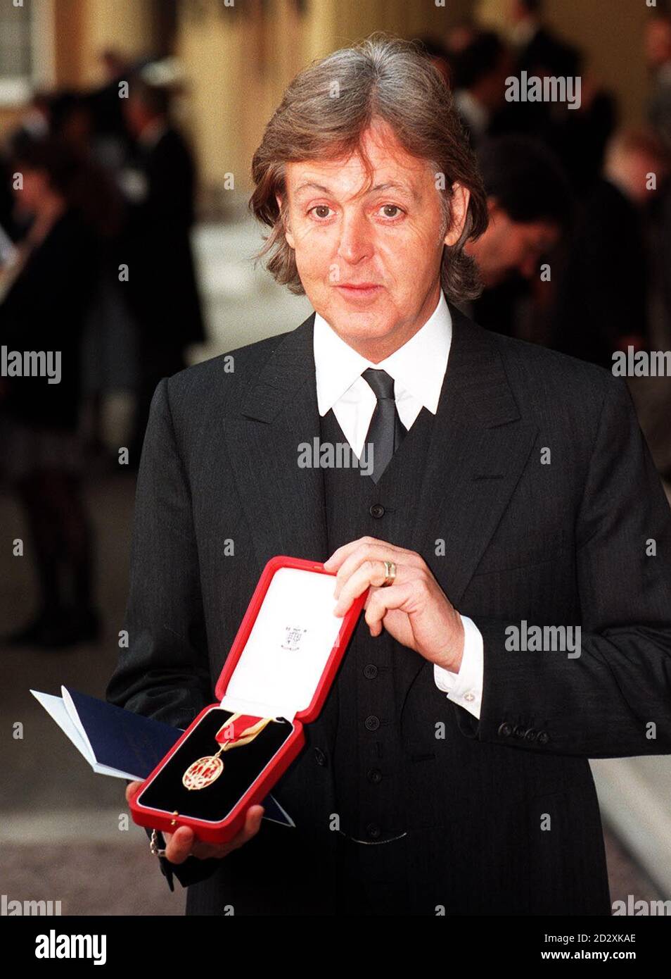 Sir Paul McCartney mostra la sua medaglia dopo aver ricevuto la sua cavighthood dalla Regina alla cerimonia di investitura di oggi (martedì) a Buckingham Palace. * 3/10/02: Sir Paul McCartney e Ringo Starr sono in prima linea un concerto tributo in memoria del compianto Beatle George Harrison, è stato annunciato oggi, Giovedi 3 ottobre 2002. L'evento si terrà presso la Royal Albert Hall di Londra il 29 novembre e presenta alcuni dei più grandi nomi della musica britannica. I biglietti vanno in vendita venerdì prossimo con prezzi che vanno dalle 25 alle 150. Foto Stock