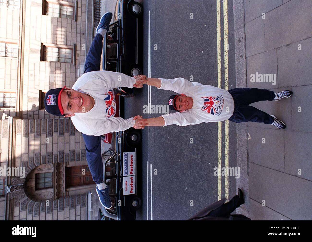 Mark Flores, 18, (TOP) e Martyn Smith, 19, entrambi di Durham, del Deerness Valley Gymnasium Club, che sono tra i cento più promettenti giovani sportivi britannici, che hanno ricevuto oggi la prima tappa dei 2000 milioni di Barclaycard Team 1.2 Awards dal Ministro dello Sport Iain Sproat a Londra (Weds). Ciascuno degli atleti riceverà circa 2,500 persone, che hanno lo scopo di aiutarli a concentrarsi sulla formazione per i Giochi Olimpici del 2000. Vedi PA Story AWARDS Athletes. Foto di Peter Jordan. Foto Stock
