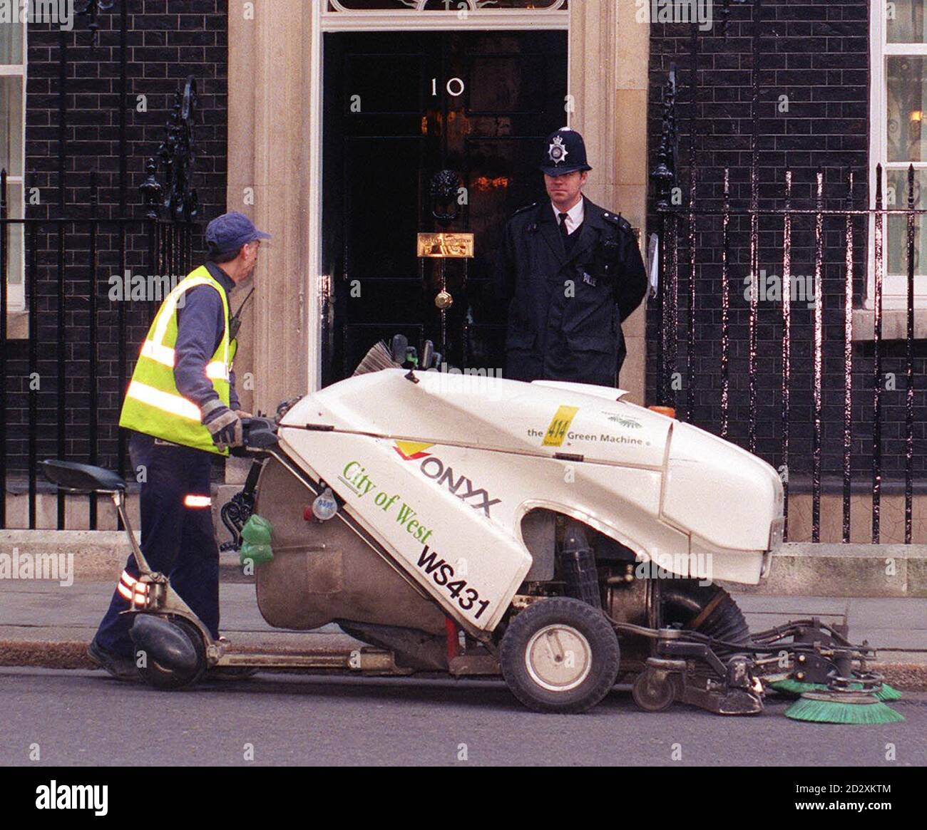 Una spazzatrice stradale pulisce fuori 10 Downing Street oggi (Giovedi), dopo la riunione finale del primo Ministro del Gabinetto prima delle elezioni generali del 1 maggio. Foto di Sam Pearce. Foto Stock