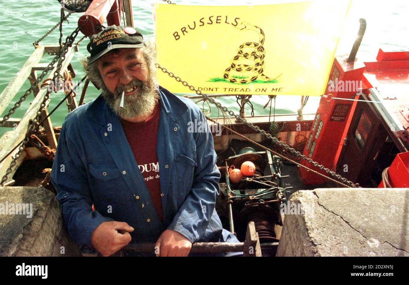 Lo skipper Trawler, Mick Mahon, attende presso la sua barca da pesca per l'arrivo di Sir James Goldsmith nel porto di pescatori della Cornovaglia di Newlyn, St Ives oggi (Martedì). Il leader del partito referendaria avrebbe dovuto lanciare a bordo del suo peschereccio una bandiera referendaria per lanciare la campagna del Partito. Foto PA. Vedi il sostituto del referendum ELETTORALE della storia dell'PA. Foto Stock