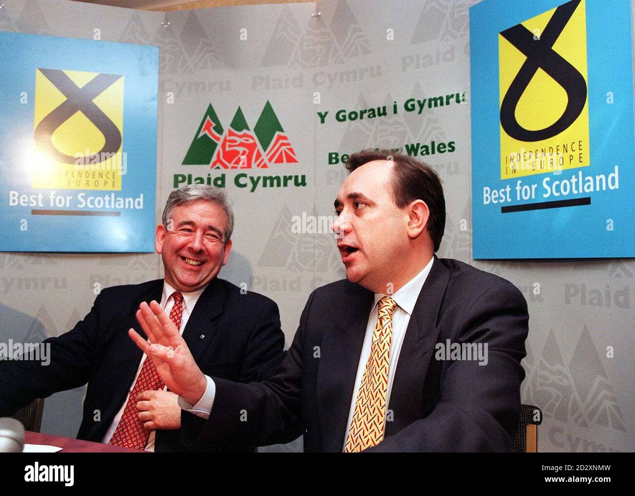 Plaid Cymru (il partito del Galles) Presidente, Dafydd Wigley (a sinistra) e SNP leader, Alex Salmond (a destra) in una conferenza stampa congiunta a Westminster. Entrambi i leader hanno attaccato il nuovo laburista per "offrire solo un cambiamento nel personale, ma non un cambiamento nelle politiche". Foto Stock