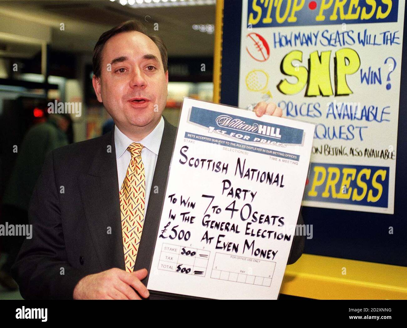 Alex Salmond, leader del Partito Nazionale Scozzese, con una copia della scommessa che ha piazzato oggi (martedì) sul numero di posti che il suo partito vincerà alle prossime elezioni generali durante una visita ad un negozio di scommesse William Hill a Westminster, Londra. Foto di David Cheskin/PA. Foto Stock