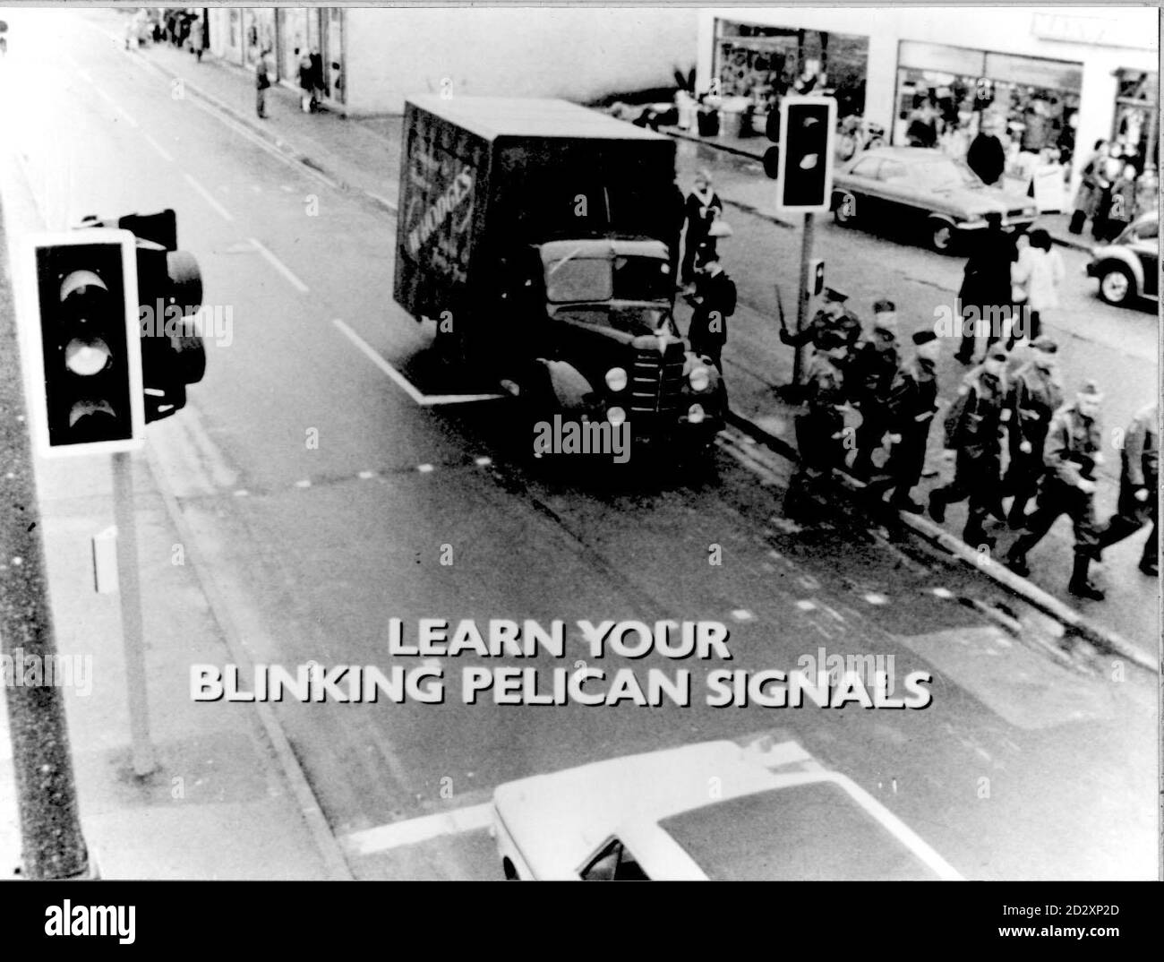 Personaggi della serie televisiva commedia Dad's Army star in un film coi volto a promuovere i segnali di attraversamento delle strade del pellicano. I film di informazione del governo che offrono scorci unici sulla storia britannica potrebbero presto essere di nuovo in mostra, dopo che un accordo è stato raggiunto con l'obiettivo di sfruttare il loro potenziale commerciale. I film della biblioteca coi sono in movimento questo mese in una nuova casa come parte di un accordo con Londra basata Film Images. Foto PA. Vedi PA Story SOCIAL Film Foto Stock