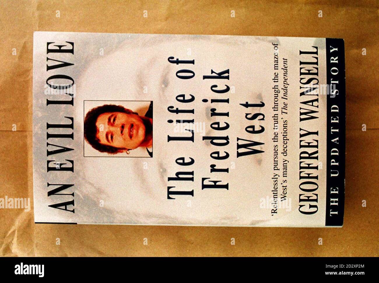 Copertina del libro 'UN AMORE MALVAGIO - la storia aggiornata' - basato sulla vita del serial killer Frederick West - dall'autore Geoffrey Wansell. Il libro, pubblicato per la prima volta lo scorso settembre come hardback, sarà pubblicato presto con un nuovo capitolo finale di 12,000 parole che descrive il fratello di Fred West, John West's, presunto coinvolgimento negli orrori di Cromwell Street. Foto di Barry BATchelor/PA Foto Stock Copertina del libro 'UN AMORE MALVAGIO - la storia aggiornata' - basato sulla vita del serial killer Frederick West - dall'autore Geoffrey Wansell. Il libro, pubblicato per la prima volta lo scorso settembre come hardback, sarà pubblicato presto con un nuovo capitolo finale di 12,000 parole che descrive il fratello di Fred West, John West's, presunto coinvolgimento negli orrori di Cromwell Street. Foto di Barry BATchelor/PA Foto Stock